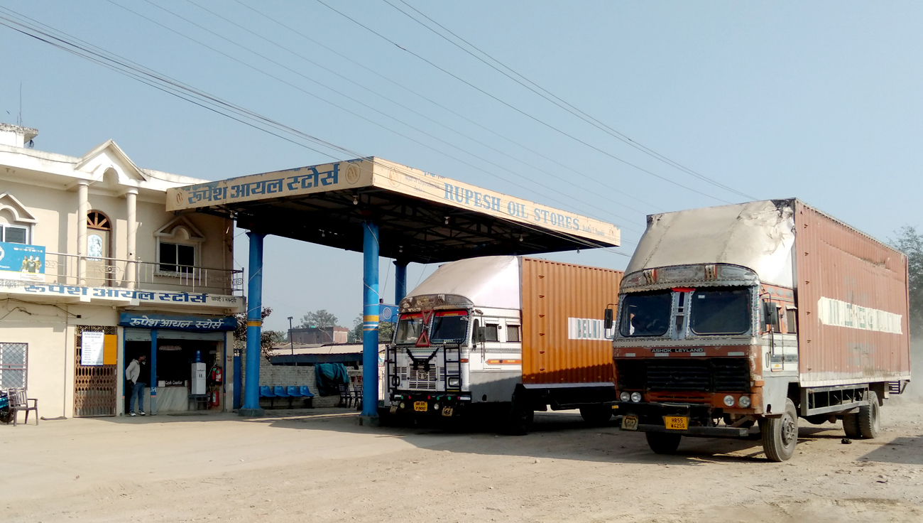 भारतमा भन्दा सस्तो भएपछि भारततिरै फर्किन थाल्यो नेपाल आएको पेट्रोलियम पदार्थ
